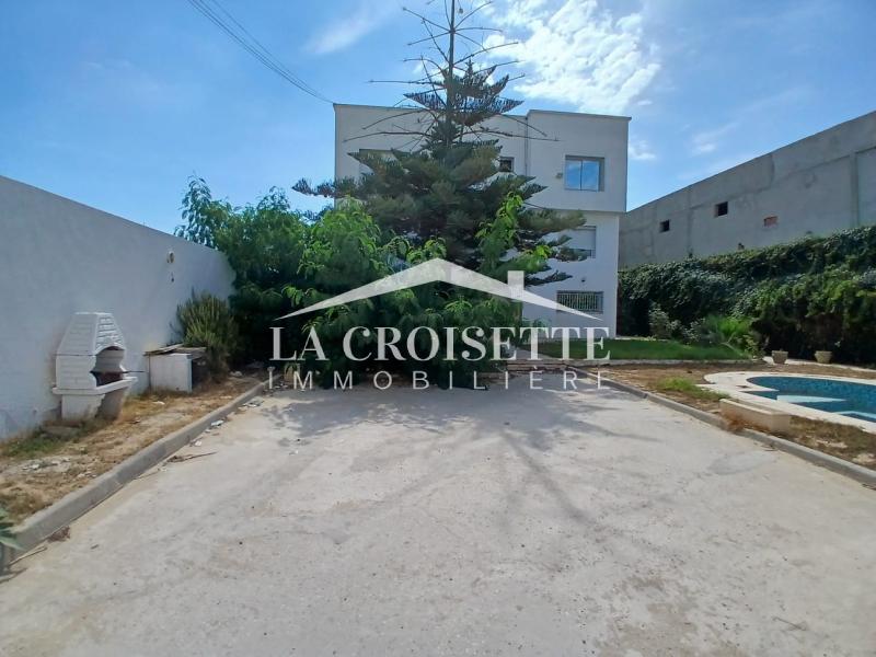 Villa S+5 avec piscine et quatre appartements S+3 à Bhar Lazrek